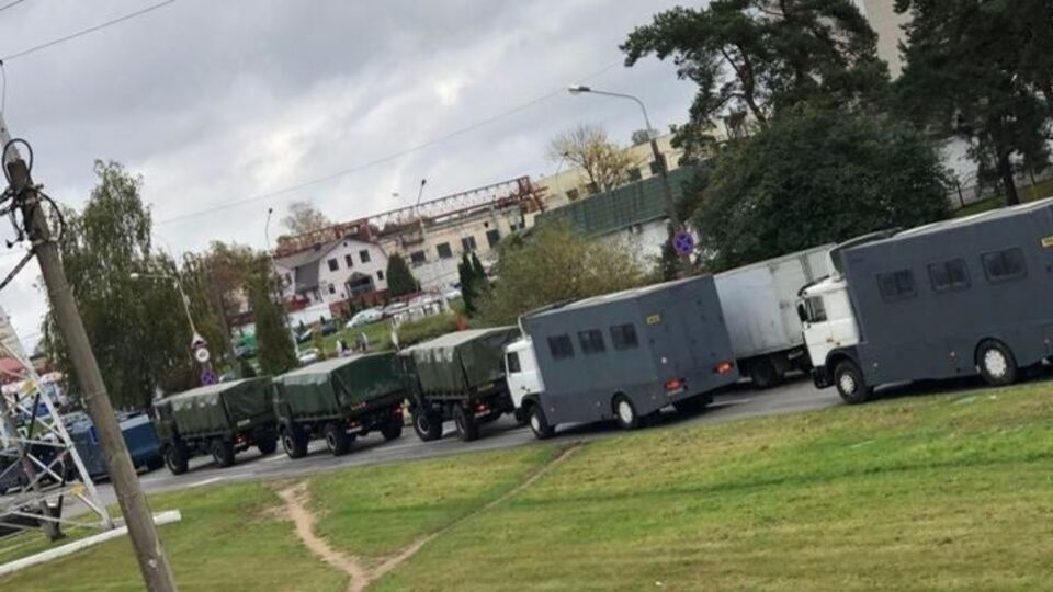 Очевидцы прислали фото армейских грузовиков, в которых перевозят неизвестных в балаклавах