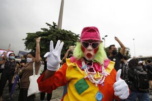 В Бангкоке продолжаются протесты, их участники призывают премьера уйти в отставку. Фоторепортаж