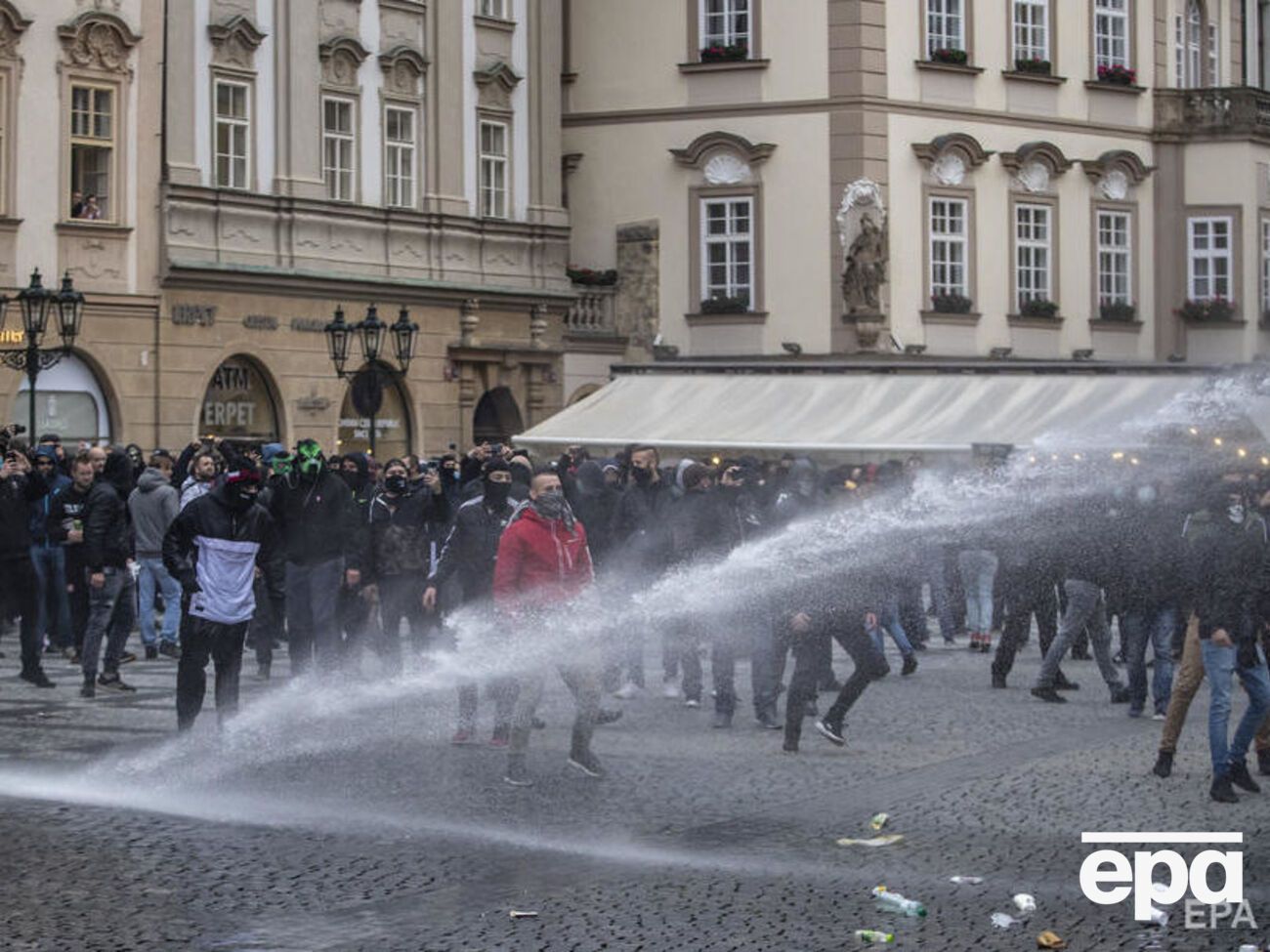 Поліція струменями води розганяла ультрас