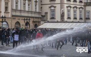 Поліція струменями води розганяла ультрас
