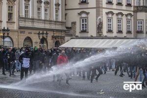 Поліція струменями води розганяла ультрас