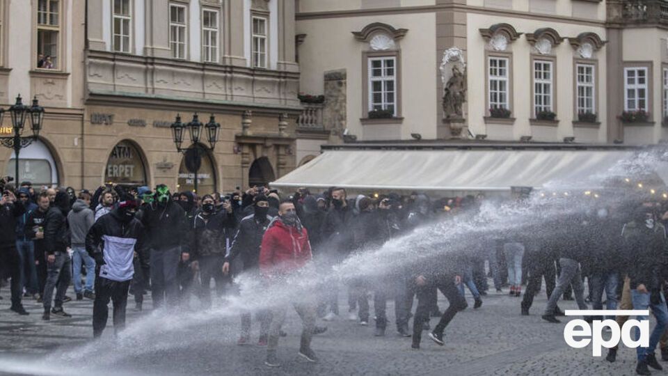 Поліція струменями води розганяла ультрас