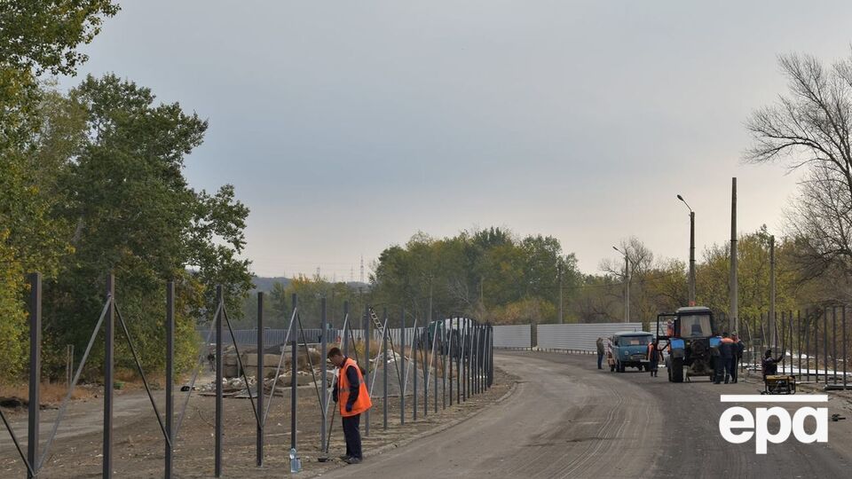 Очікувана пропускна здатність пункту в'їзду-виїзду, який будують, становить 10–15 тис. осіб на добу