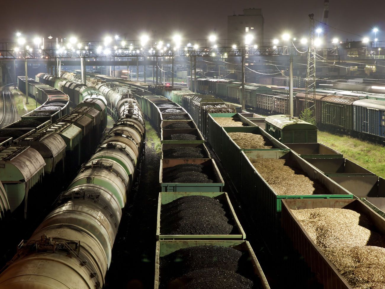 Источник в "Укрзалізниці" рассказал журналисту, что и сама компания может полностью лишиться своих зерновозов