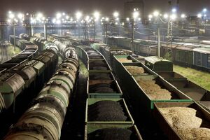 Источник в "Укрзалізниці" рассказал журналисту, что и сама компания может полностью лишиться своих зерновозов