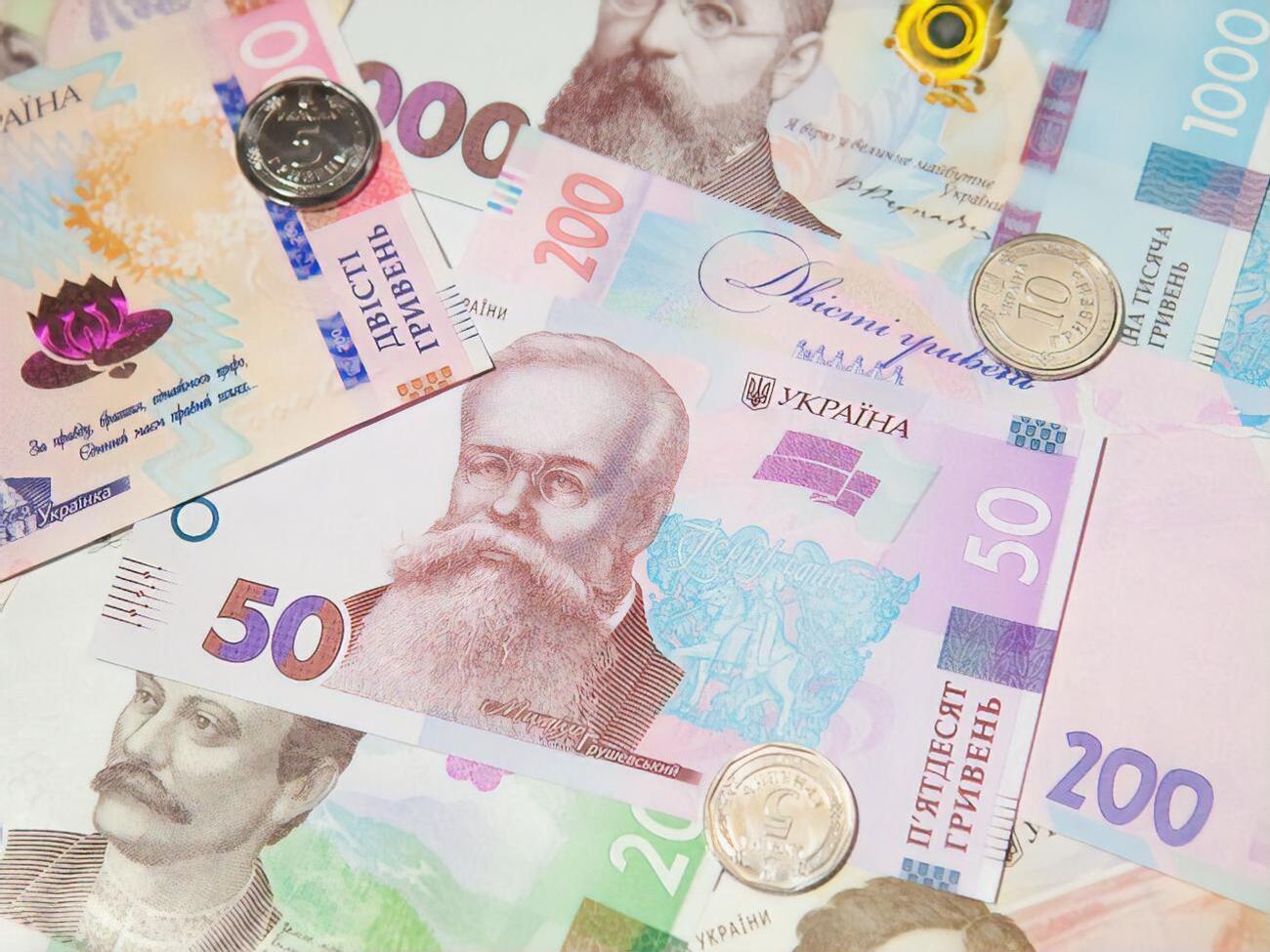 Гривна подешевела к евро и доллару