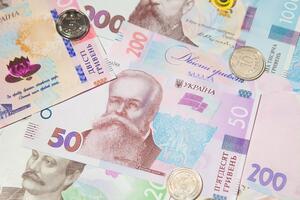 Гривна подешевела к евро и доллару