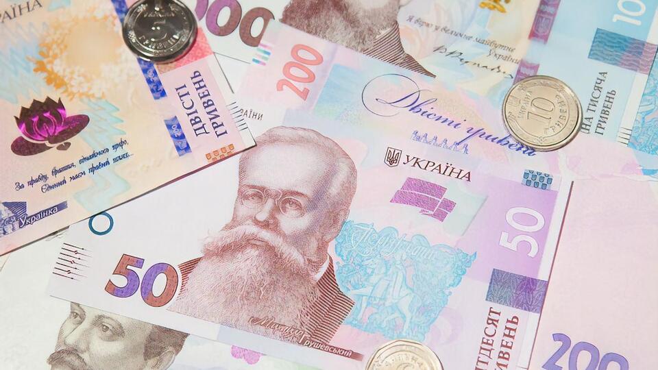 Гривна подешевела к евро и доллару