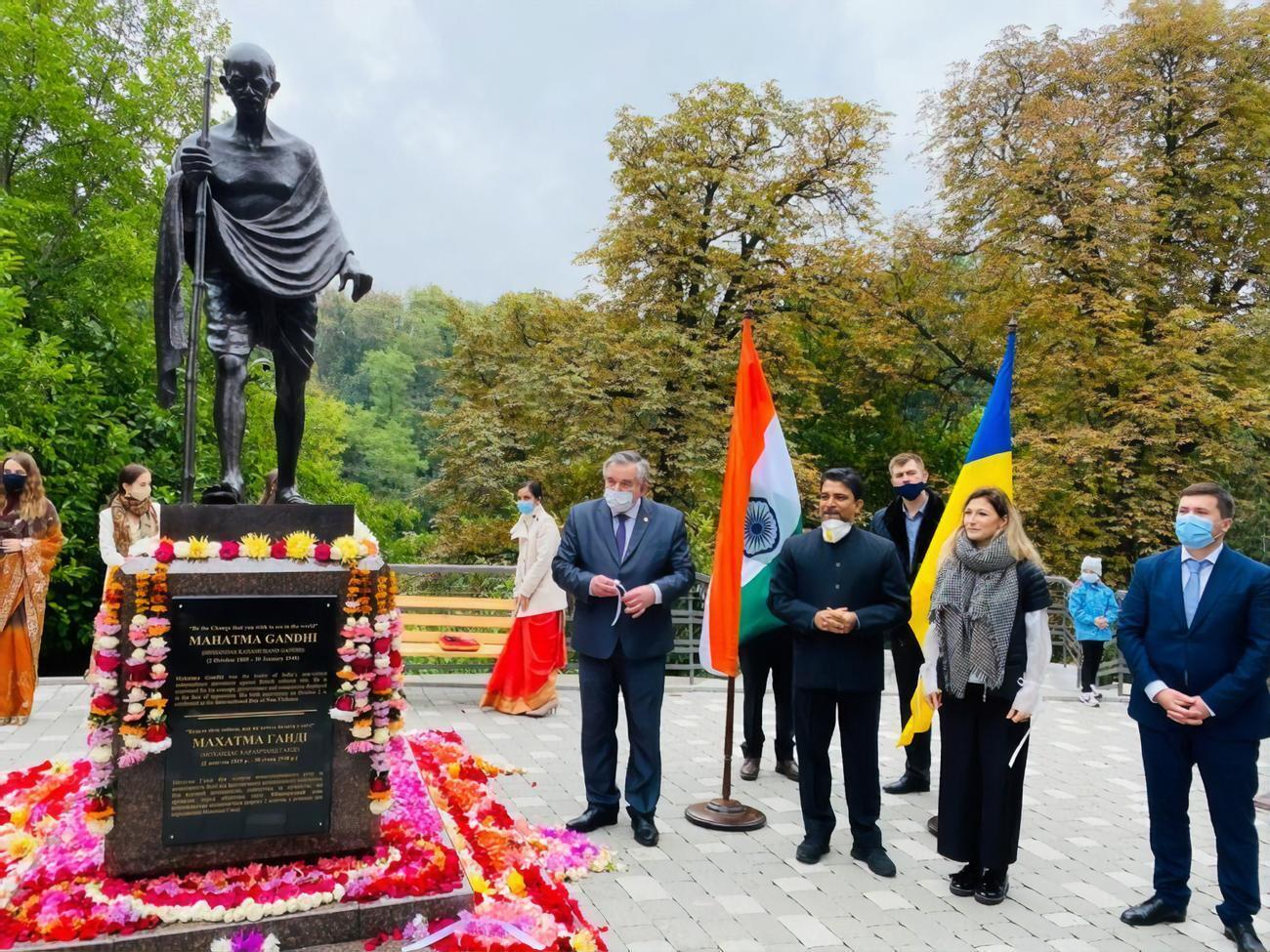 В Киеве открыли первый памятник Ганди в Украине