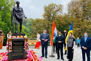 В Киеве открыли первый памятник Ганди в Украине