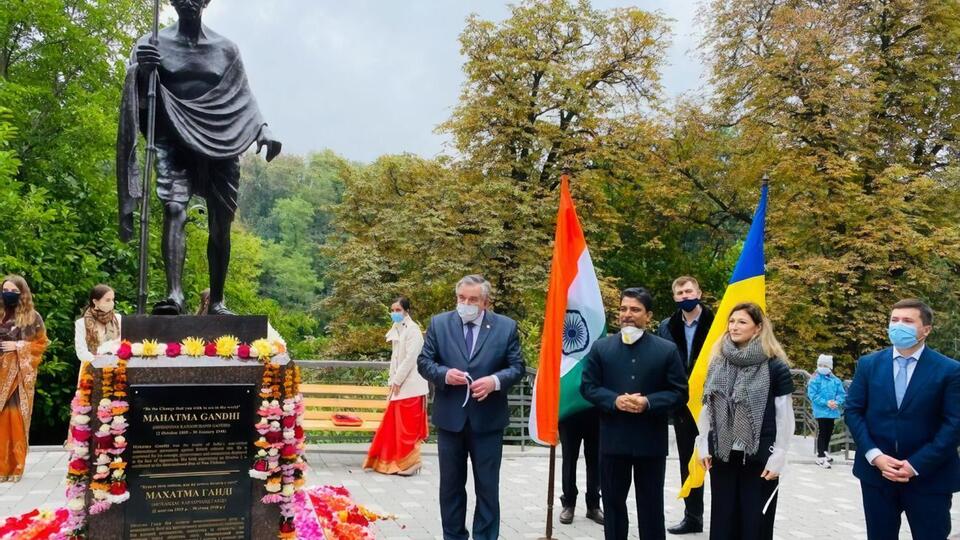 В Киеве открыли первый памятник Ганди в Украине