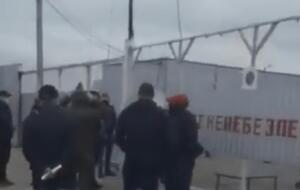 На территории нефтебазы находятся титушки в балаклавах, сообщил Мельниченко