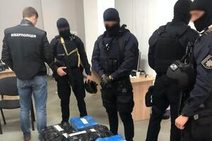 У приміщенні колцентру правоохоронці провели обшук