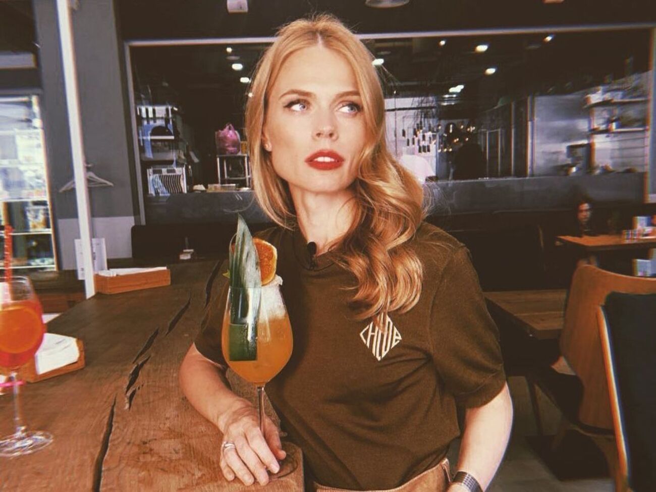 Фреймут у ролику використала різні види коктейлю