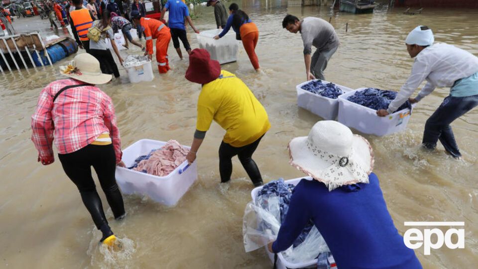Вода затопила более 73 тысяч домов по всей Камбодже