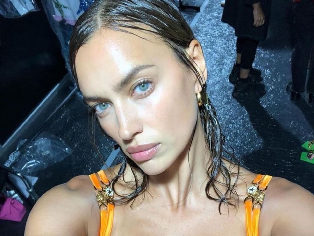 Шейк разделась в саду у Версаче