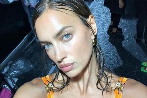 Шейк разделась в саду у Версаче