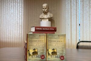 В книге собраны архивные материалы дела от ареста до смерти Стуса в лагере