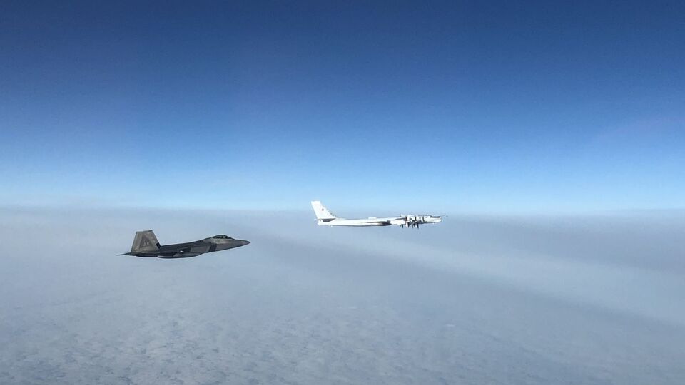 Американские истребители перехватили два российских самолета