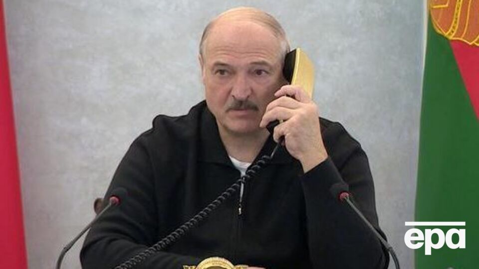 Лукашенко: Что касается президента Беларуси, он за власть посиневшими руками не держится