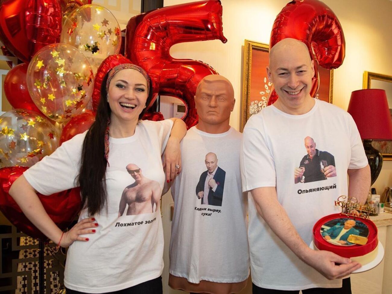 Дмитрий Гордон с супругой Алесей Бацман с праздничным тортом
