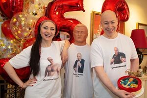 Дмитрий Гордон с супругой Алесей Бацман с праздничным тортом