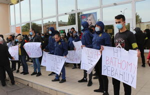 Активісти заблокували входи в концерт-хол, пропускаючи тільки жінок, працівників "Юності" та журналістів