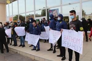 Активисты заблокировали входы в концерт-холл, пропуская только женщин, работников "Юности" и журналистов