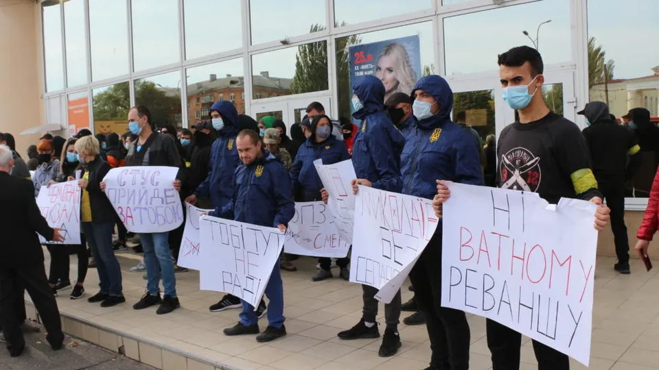 Активісти заблокували входи в концерт-хол, пропускаючи тільки жінок, працівників "Юності" та журналістів