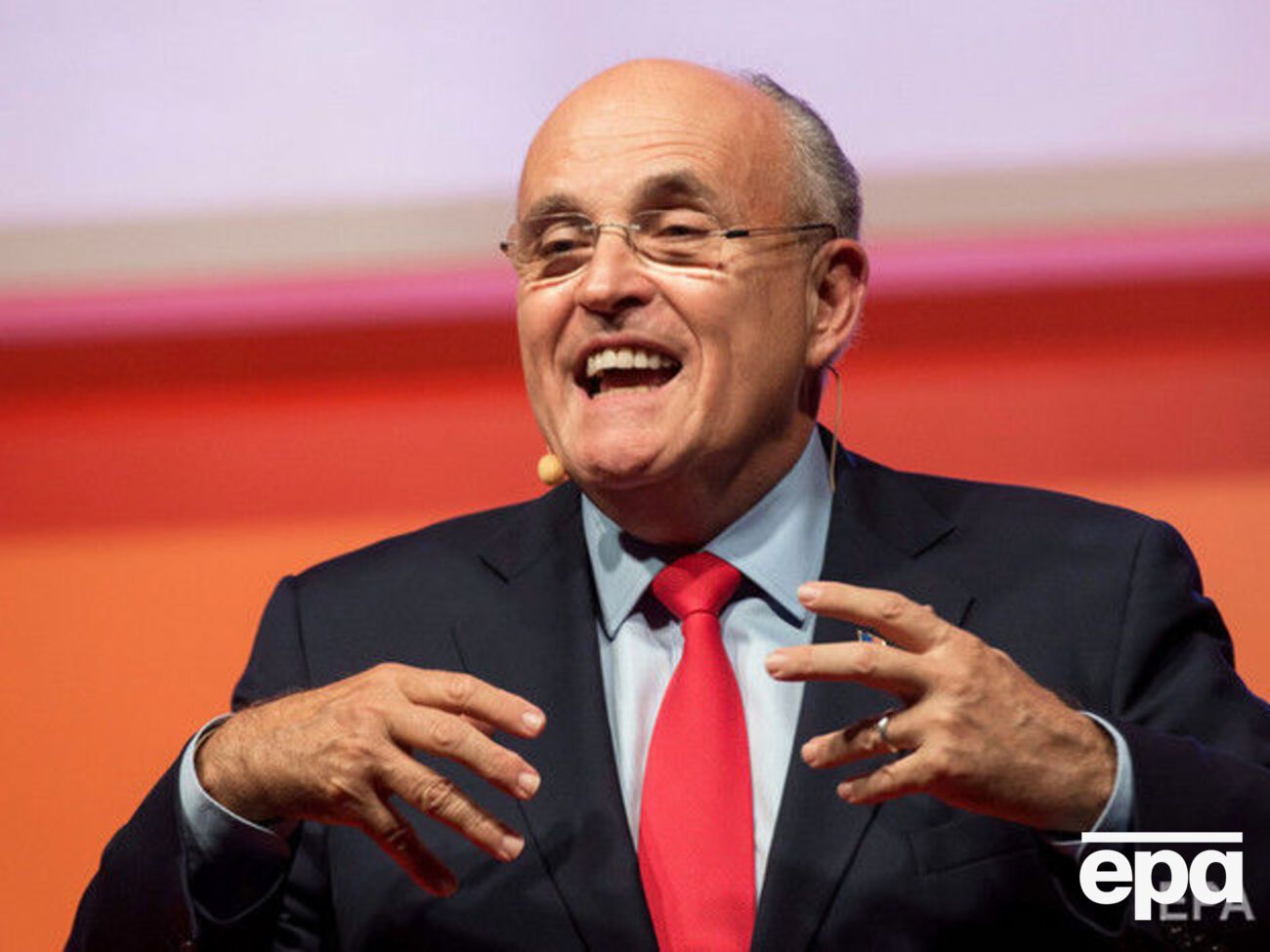 Джулиани:&nbsp;Я заправлял рубашку после снятия записывающего оборудования. Ни разу ни до, ни после интервью я не вел себя неуместно