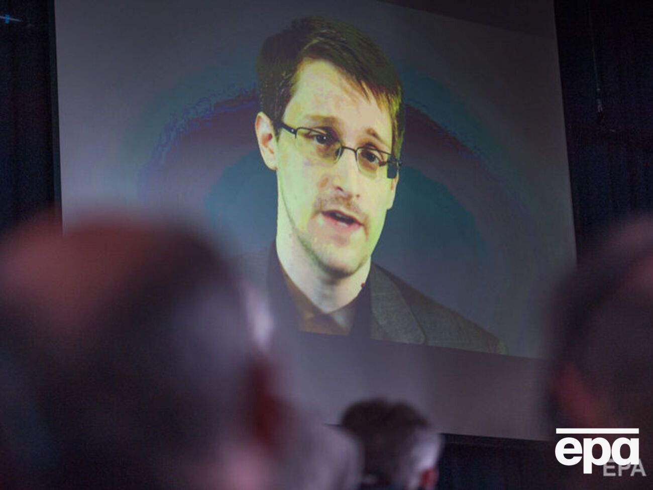 В июне 2013 года Сноуден передал СМИ секретные материалы о программах слежки спецслужб США и Великобритании в интернете