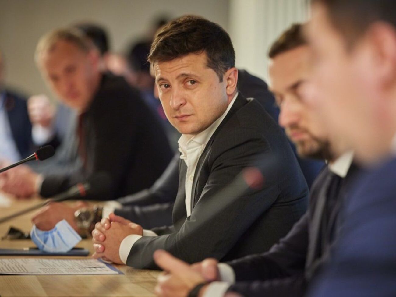 Зеленский хочет задать украинцам пять вопросов