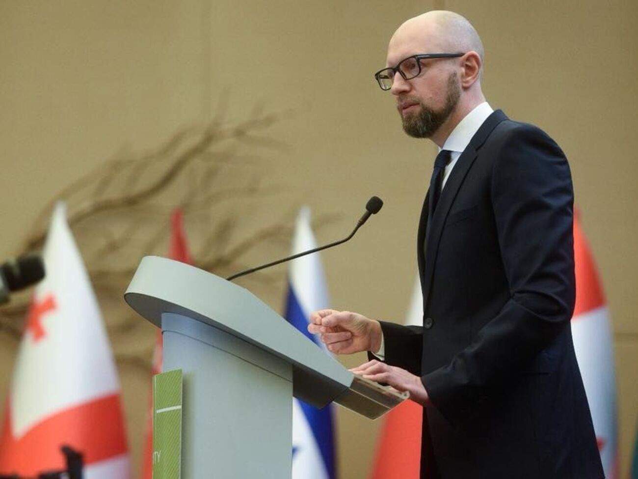 Яценюк: Мінськ не виконується тільки по одній причині. Його не виконує Росія