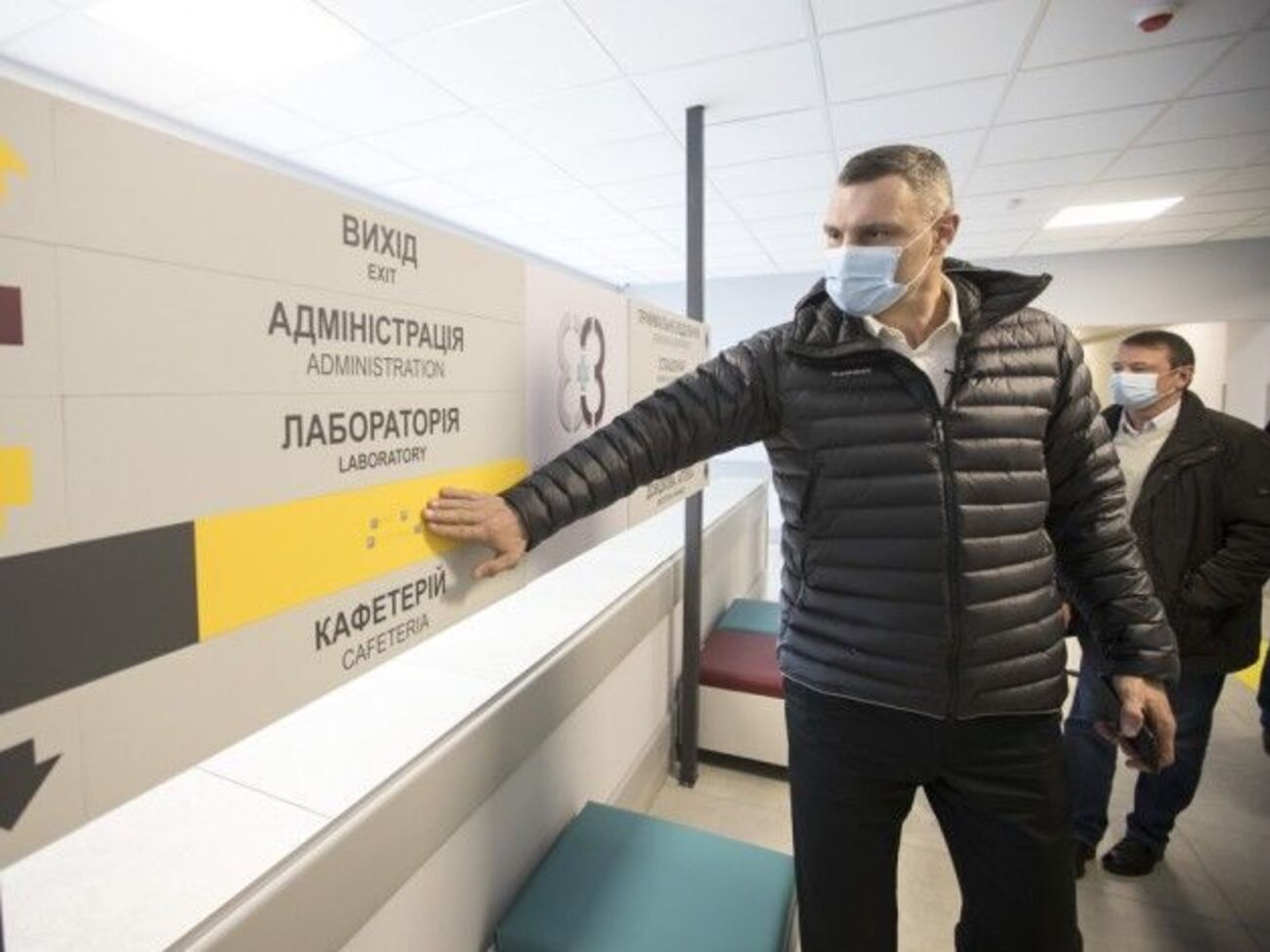 Для зручності людей із вадами зору на дверях до оглядових кабінетів розмістили таблички зі шрифтом Брайля, повідомив мер