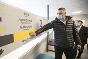 Для зручності людей із вадами зору на дверях до оглядових кабінетів розмістили таблички зі шрифтом Брайля, повідомив мер