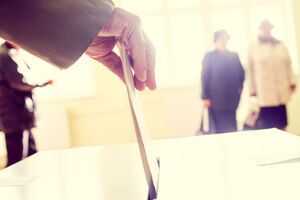 Местные выборы пройдут 25 октября по всей Украине, кроме оккупированных районов Донецкой и Луганской областей, а также аннексированного Крыма