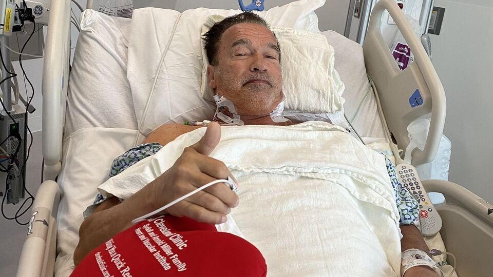 Операцію Шварценеггеру провели у клініці Клівленда