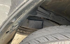 Арахамия нашел аппаратуру возле заднего колеса своей машины