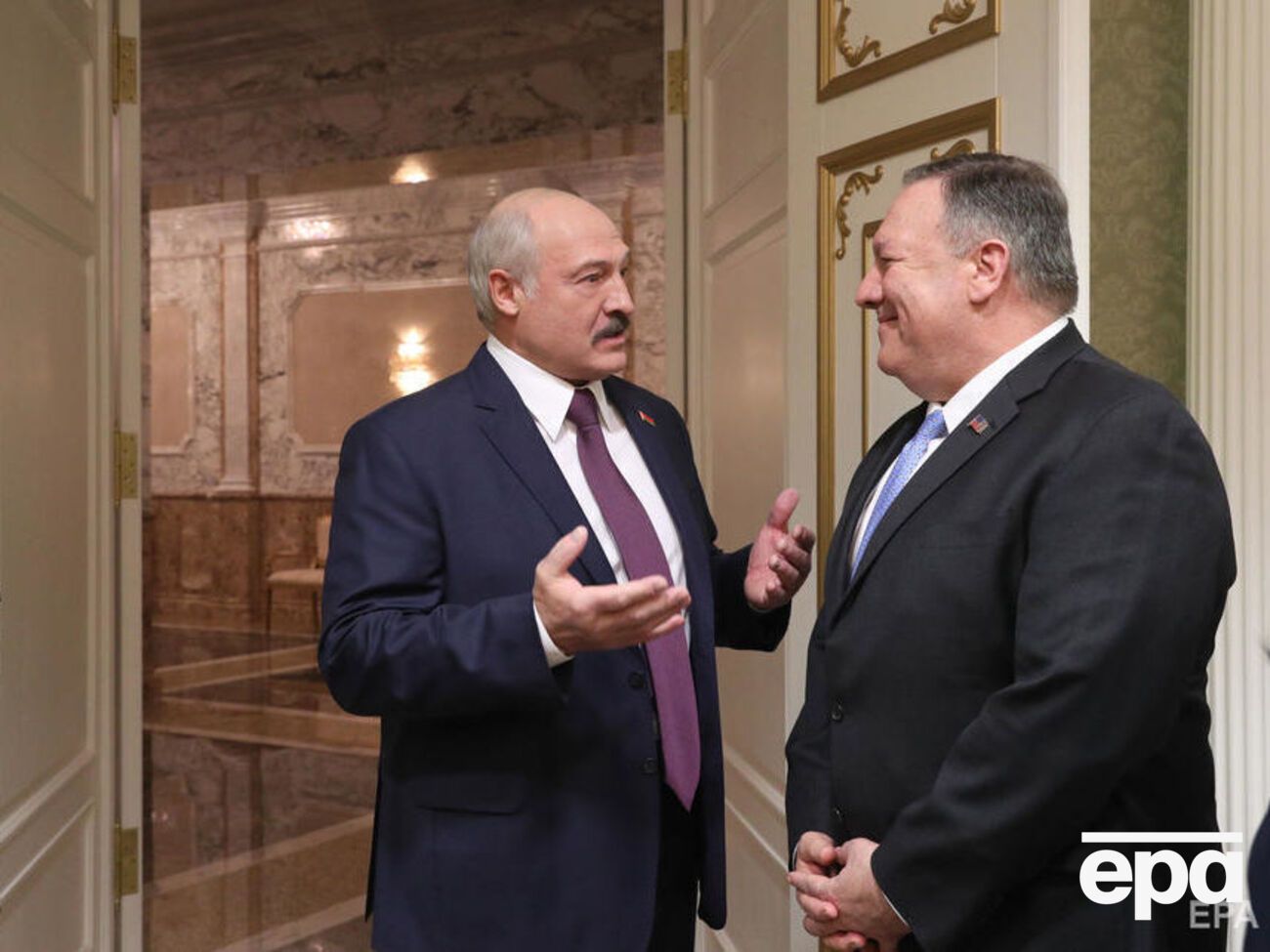 Лукашенко (зліва) в розмові з Помпео (праворуч) заявив, що в Білорусі ведуть національний діалог