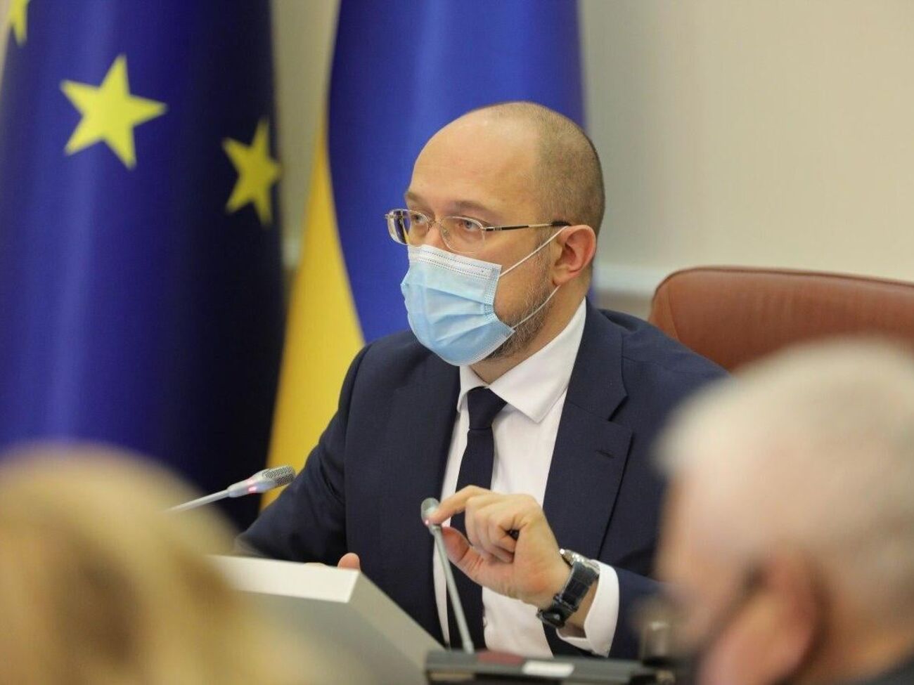 По словам Шмыгаля, коек для больных COVID-19 в Украине хватает