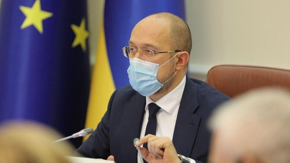 По словам Шмыгаля, коек для больных COVID-19 в Украине хватает
