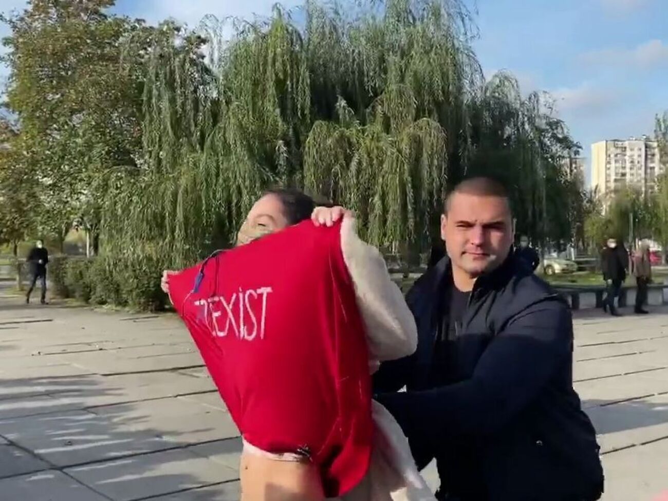 Охрана увела девушку от Зеленских