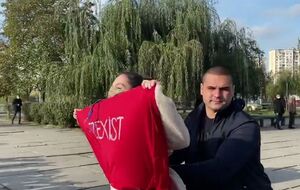 Охрана увела девушку от Зеленских