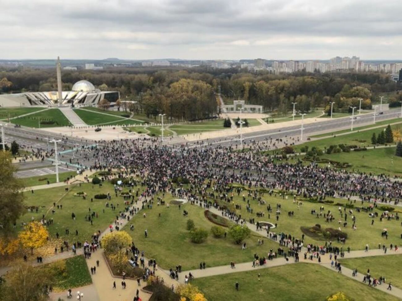 На площі Свободи зібралося кілька тисяч осіб