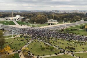 На площі Свободи зібралося кілька тисяч осіб