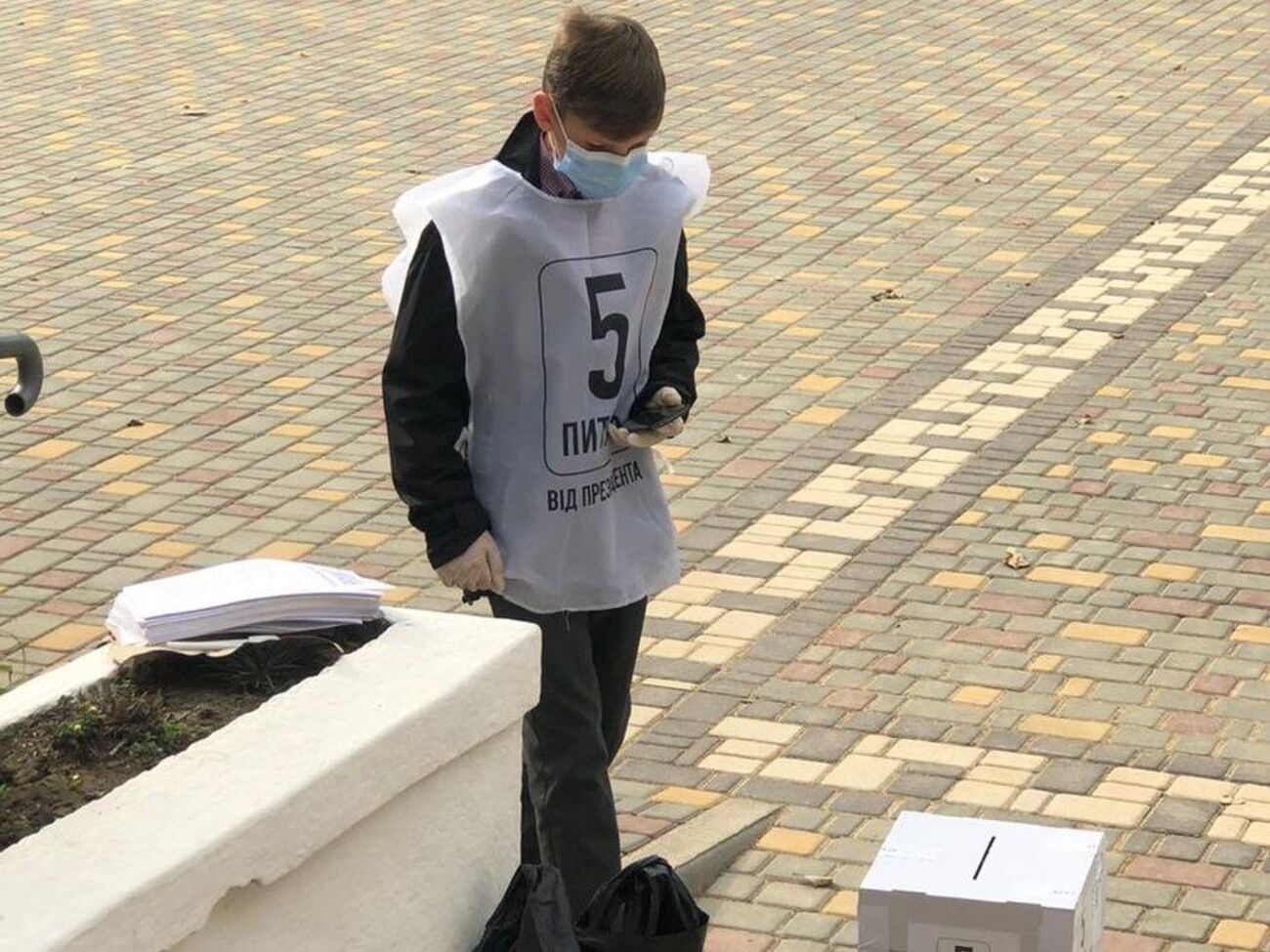 Фото детей-волонтеров публикуют различные пользователи соцсетей