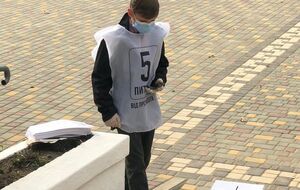 Фото дітей-волонтерів публікують різні користувачі соцмереж
