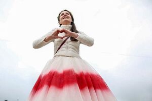 Митингующие пришли к стеле "Минск – город-герой"