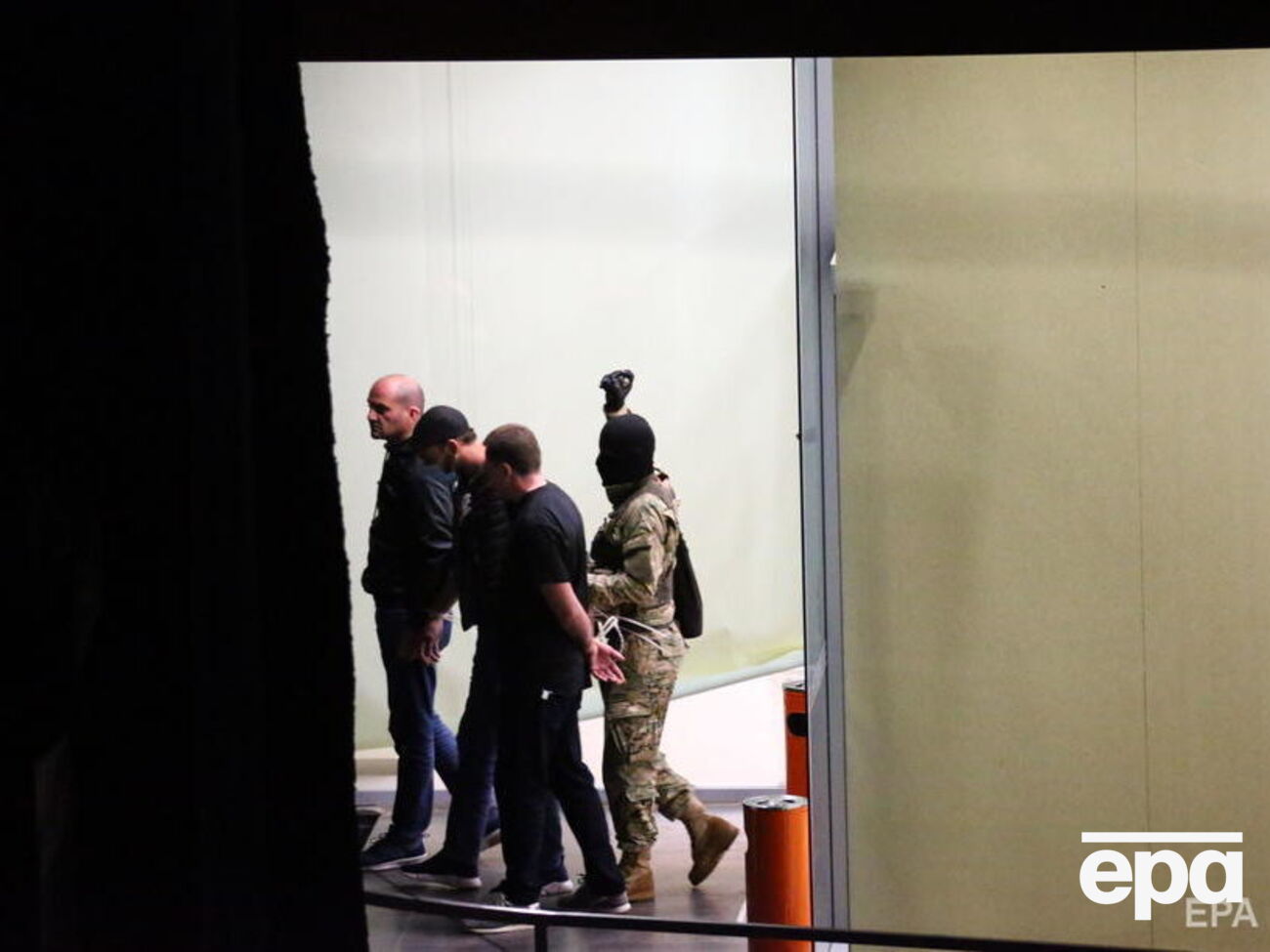 Выходя из здания банка, налетчик взял трех человек в заложники