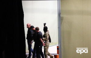 Выходя из здания банка, налетчик взял трех человек в заложники